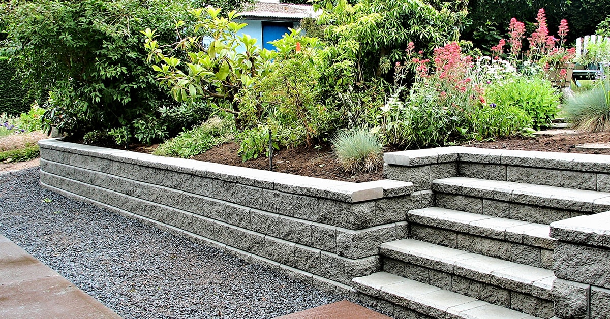 Mur en blocs de béton avec des fleurs