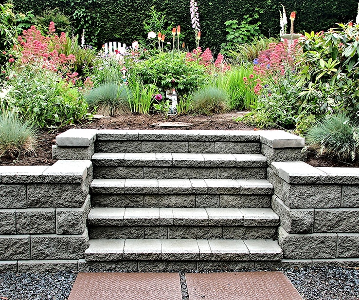 Mur en blocs de béton avec des plantes