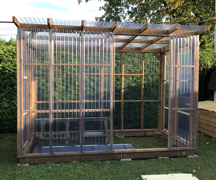 Serre de jardin avec des panneaux ondulés en PVC