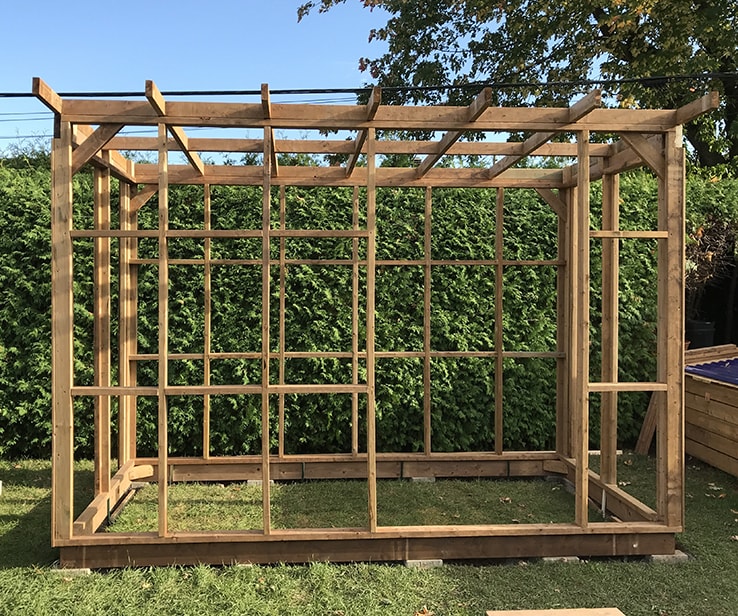 Serre en bois avec un toit de style pergola