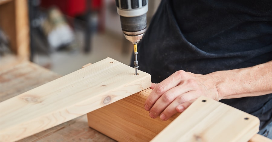 Solidification de la table d’appoint avec des vis