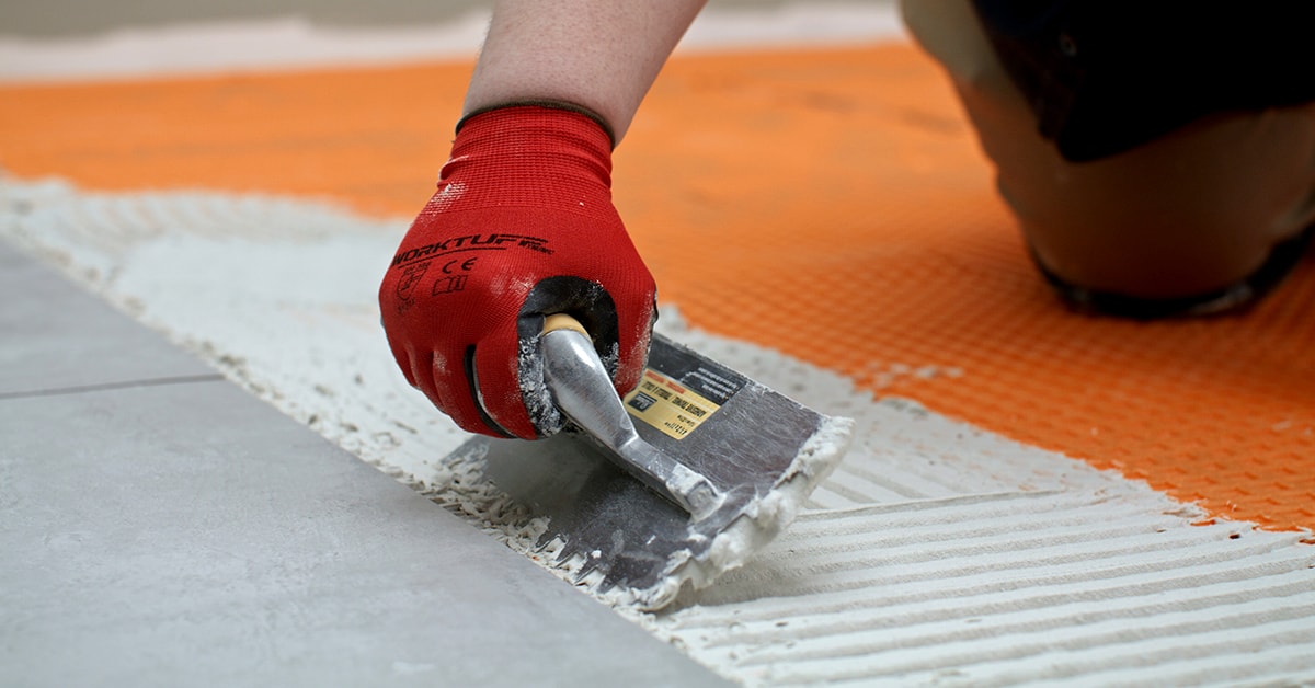 Poser des carreaux de céramique au sol