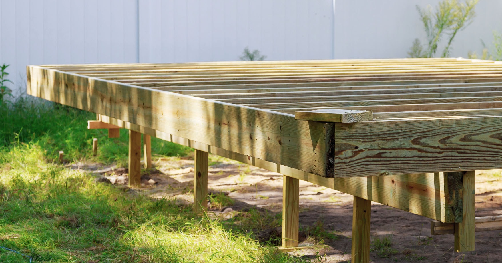 Terrasse à un niveau sur des piliers en bois