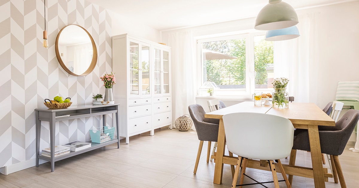 Salle à manger avec du papier peint moderne