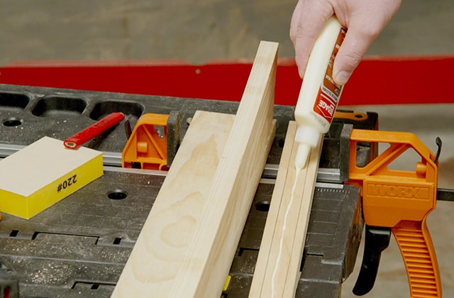 Personne assemblant une tablette en bois