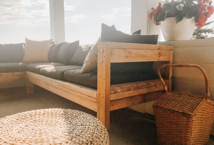 Divan extérieur en bois avec des coussins