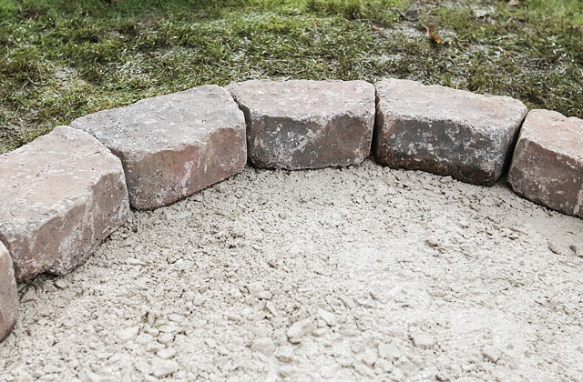 Placer la première rangée de blocs de béton 