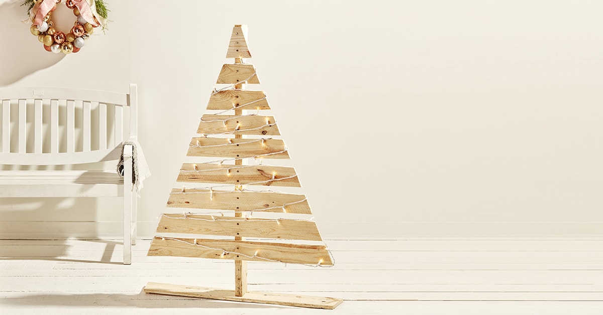 How to build a Christmas tree with a wood pallet