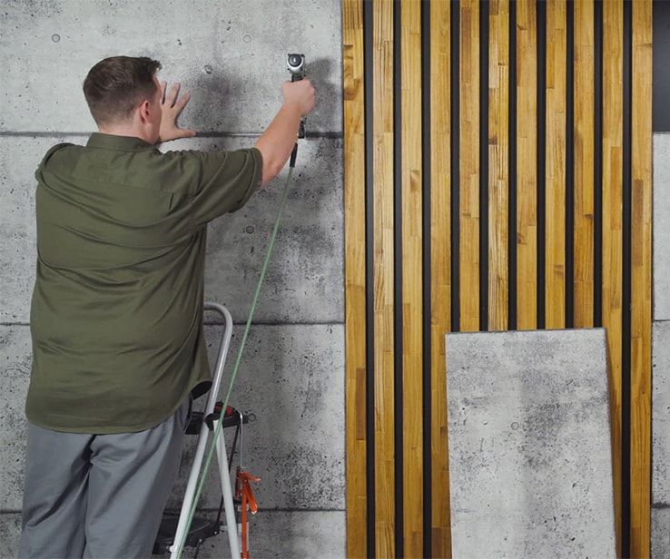 Homme clouant un panneau sur un mur