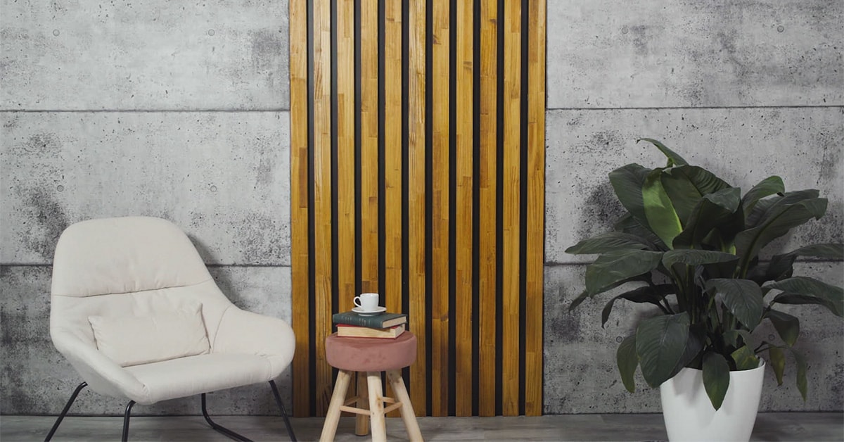 Mur d’accent industriel avec des lattes de bois