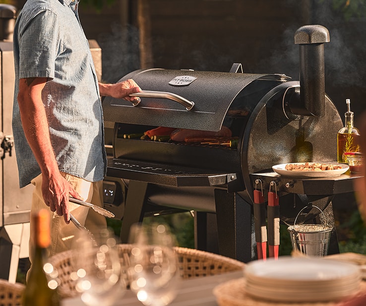 Homme utilisant un barbecue