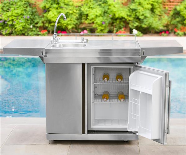 Outdoor unit with a sink and refrigerator