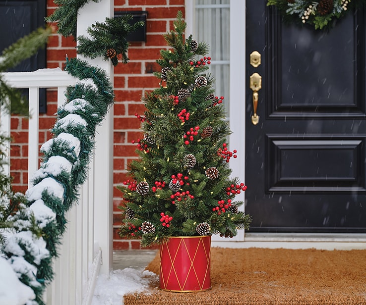 Arbre artificiel en pot sur un porche