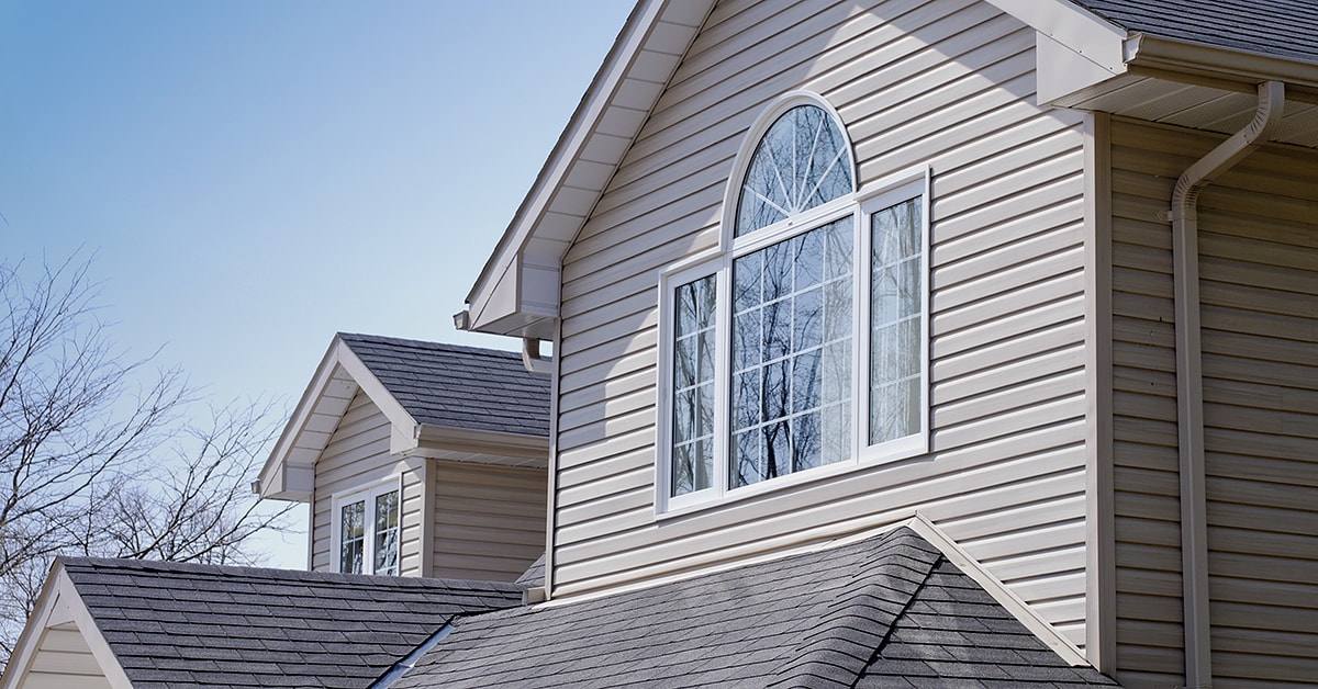 Maison avec un revêtement gris