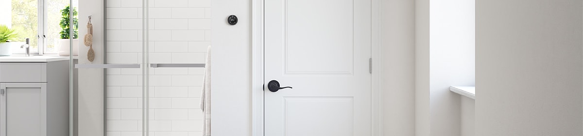 Salle de bain moderne avec poignée de porte noir mat