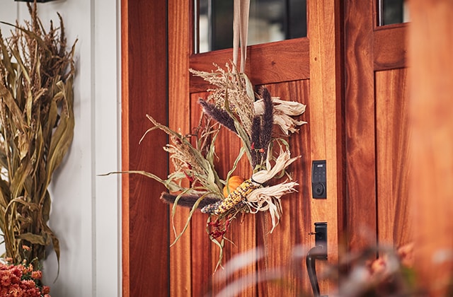 Couronne au look automnal sur une porte d’entrée