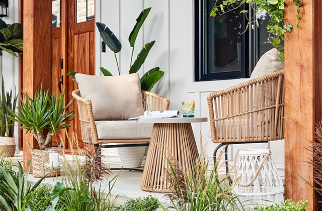 Mobilier de jardin boho sur un porche