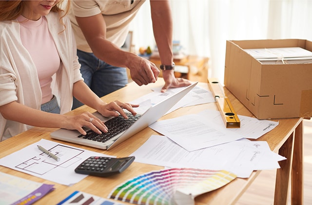 Couple regardant des couleurs et des plans