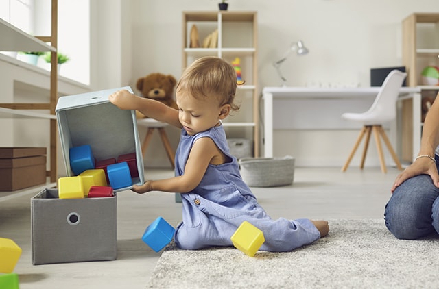 Enfant dans une salle de jeu propre