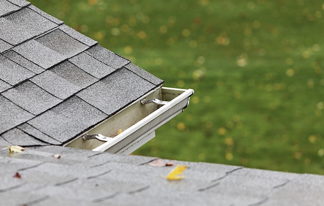 Roof with asphalt shingles