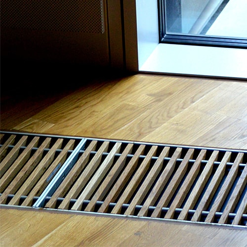 Grille d’aération sur un plancher de bois