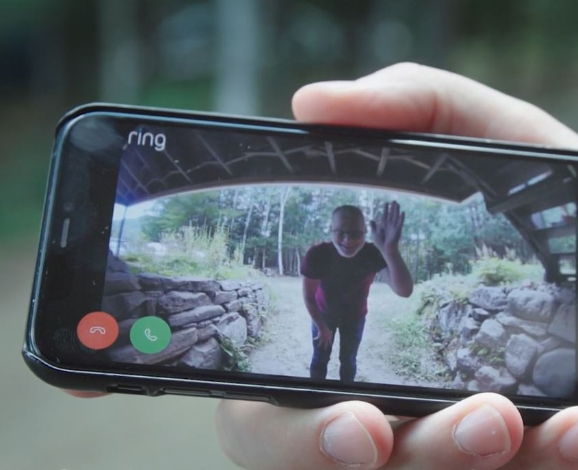 Téléphone intelligent montrant une vidéo d’un homme qui salue