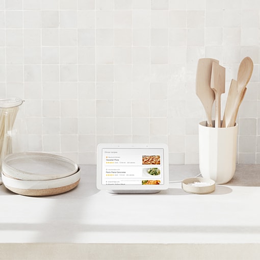 Appareil Google Nest Hub dans une cuisine beige