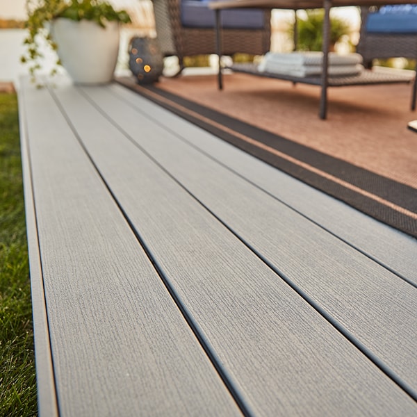 Gros plan sur une terrasse en matériau composite gris pâle