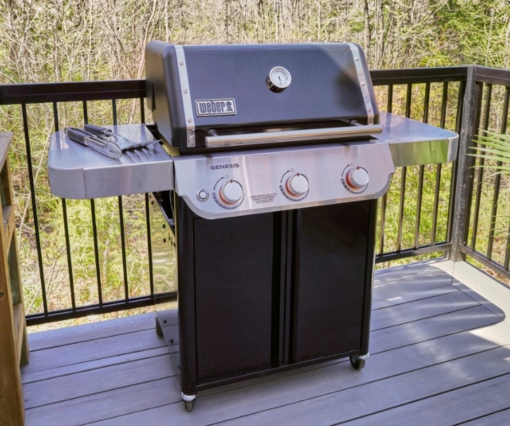 Barbecue noir sur une terrasse