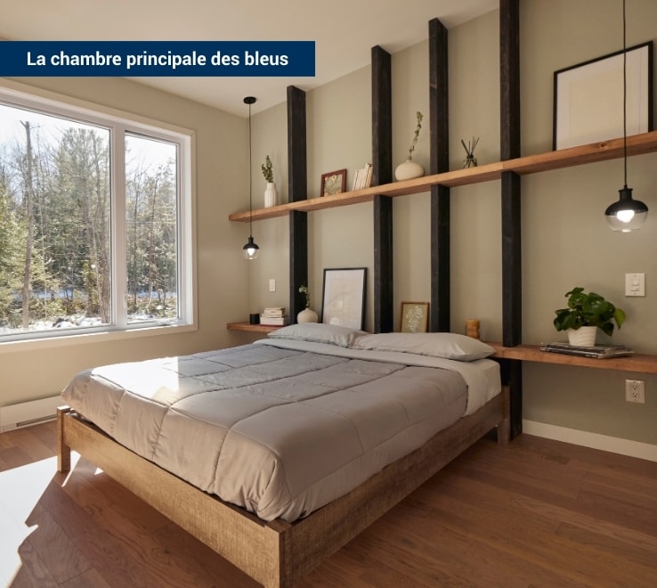 Chambre avec une tête de lit en bois