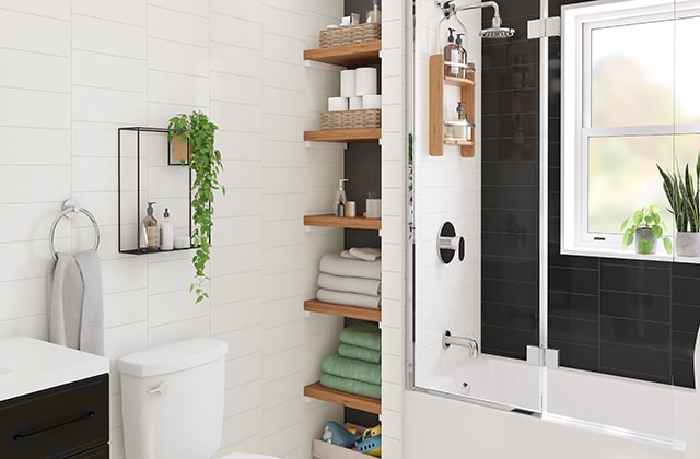 Salle de bain avec des tablettes murales ouvertes