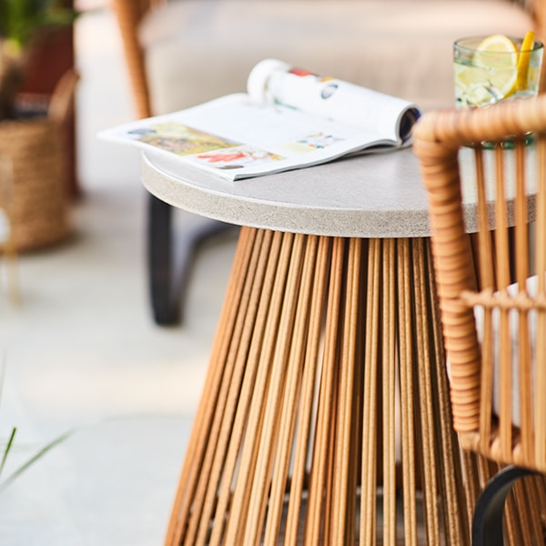 Petite table d’appoint ronde pour l’extérieur