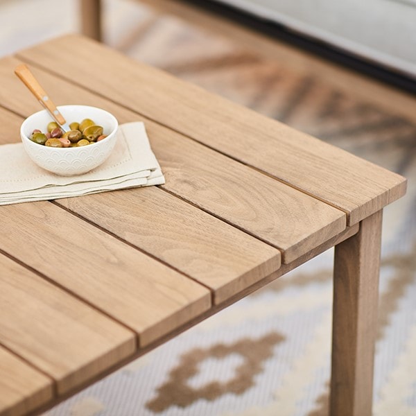 Petite table d’appoint sur un tapis extérieur